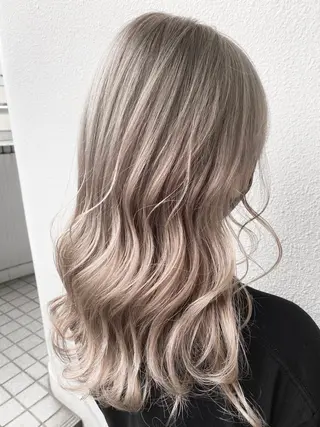 セミロング ブリーチ koheiのヘアスタイル