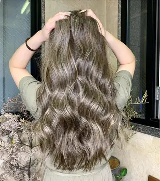 セミロング カラー ヘアアレンジ 🌟小顔レイヤー× 赤み消し透明感カラーのヘアスタイル