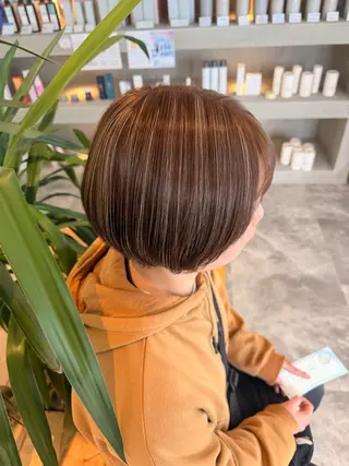 ショート 縮毛矯正🐼暖色 根本侑季のヘアスタイル