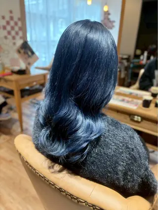 セミロング ブリーチ・カットモデ ル募集中🫧高口小春のヘアスタイル