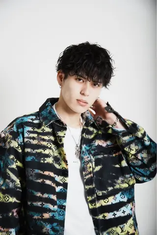 ミディアム パーマ ヘアアレンジ メンズ メンズフェザー毛流れ パーマASHU渋谷のヘアスタイル