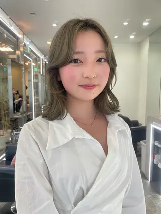 ミディアム ユナ ナチュラル／透明感のヘアスタイル