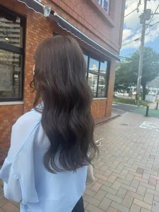 ロング カラー 岡村 真琴のヘアスタイル