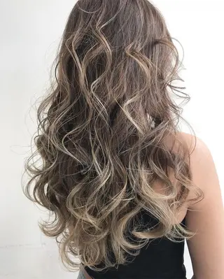 ミディアム ヘアアレンジ カラー 🦄コグレケンタピ ンクカラー🎨パーマのヘアスタイル