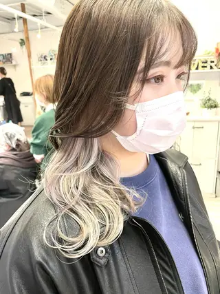 セミロング カラー インナーカラー 推し ブリーチ  髪質改善のヘアスタイル