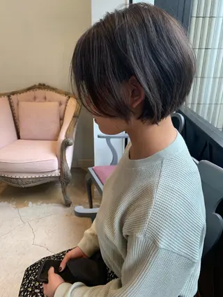 ショート カラー SAKINO． ベージュカラーのヘアスタイル