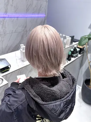 ショート カラー 菜々🫧新宿 透明感ケアブリーチのヘアスタイル