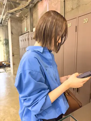 ミディアム カラー ハイトーン・ショート 酸性ストレート/愛加のヘアスタイル