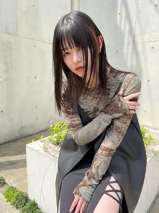 セミロング 顔まわりレイヤー デザインカットのヘアスタイル