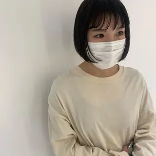 ショート カラー SAKINO． ベージュカラーのヘアスタイル