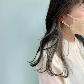 ロング カラー SAKINO． ベージュカラーのヘアスタイル