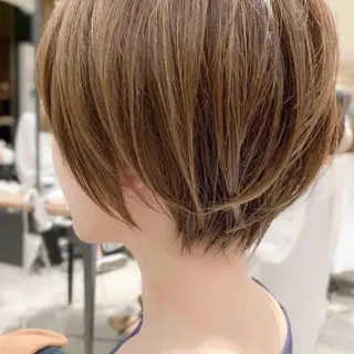 ショート カラー 🤎小顔レイヤー /ベージュ🤎友香のヘアスタイル