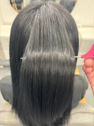 セミロング カラー 腰越 麻奈のヘアスタイル
