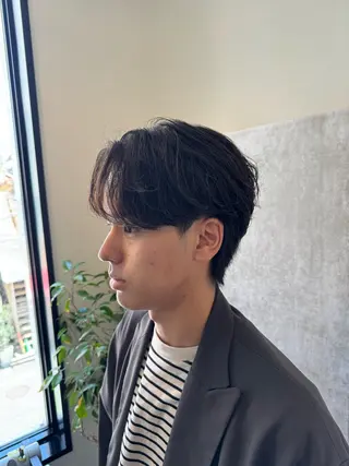 メンズ メンズ特化シャドウパ ーマラウンドマッシュのヘアスタイル