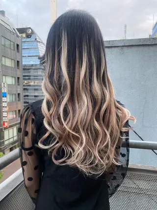 セミロング カラー ヘアアレンジ アイブロウ LAVENDIA 初音のヘアスタイル