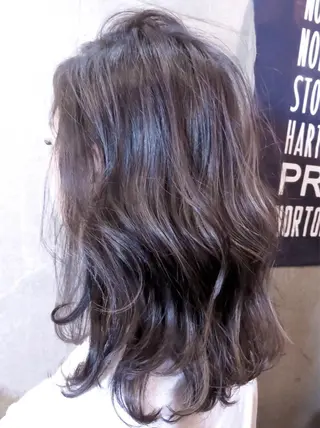 セミロング 白髪ぼかし×デザイン 🕊️🫧ホウジョウのヘアスタイル