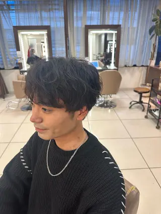 メンズ メンズ特化シャドウパ ーマラウンドマッシュのヘアスタイル