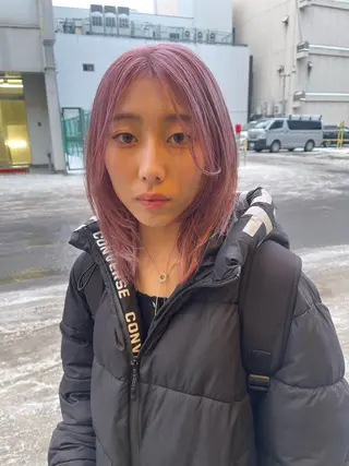 ミディアム カラー 💓パーマ，💗 レイヤーカットのヘアスタイル