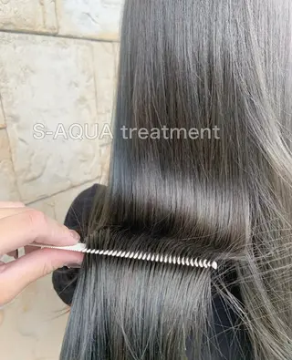 ロング F-LILA (リラ)Ainaのヘアスタイル