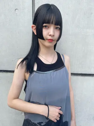 セミロング カラー 顔まわりレイヤー デザインカットのヘアスタイル