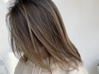 ミディアム 髪質改善カラー× 美髪ストレート前出のヘアスタイル