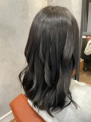 ミディアム 粟田 めぐみのヘアスタイル