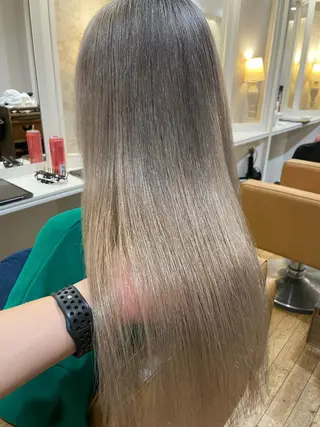 セミロング ブリーチ毛矯正.髪質 改善.髪にドラマをのヘアスタイル