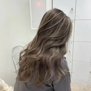 ロング ハイトーン デザインカラーのヘアスタイル