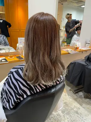 ミディアム カラー MIOベージュカラー 柔らかいカラーのヘアスタイル