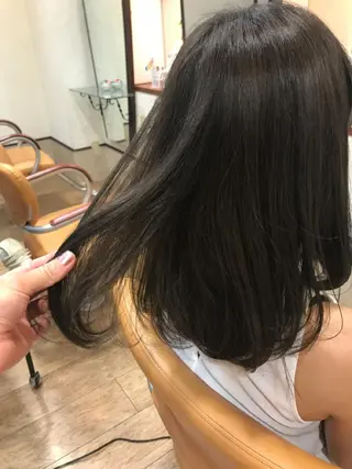 セミロング カラー サプリームヘア 飯田みち瑠のヘアスタイル