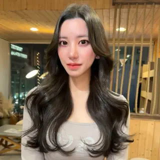 ロング 韓国レイヤー外国人風 透明感カラー髪質改善のヘアスタイル