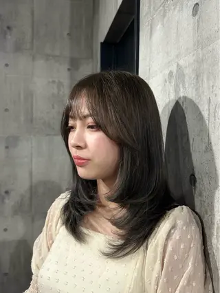 ミディアム カラー amy .のヘアスタイル