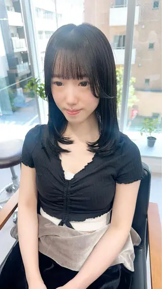 ミディアム カラー パーマ ヘアアレンジ メンズ キッズ ネイル マツエク・マツパ アイブロウ レイヤーカット／顔周 りカット/縮毛矯正のヘアスタイル