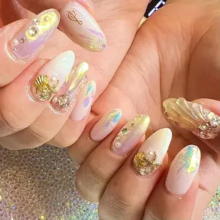 ミディアム H🌺 NAILのネイルデザイン