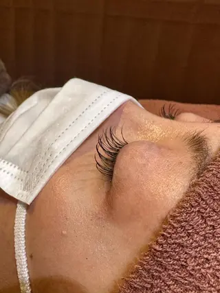 マツエク・マツパ Modek's 西宮 akariのヘアスタイル