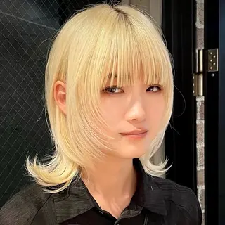 ミディアム ウルフ/レイヤー/ ブリーチカラーのヘアスタイル