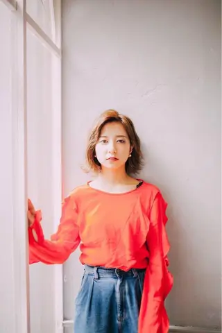 ミディアム 佐藤 香織のヘアスタイル