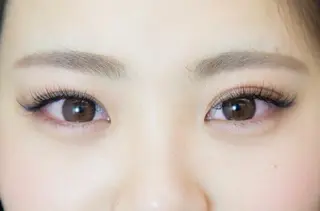 マツエク・マツパ レイヤーカット✖️ 柔らかベージュカラーのヘアスタイル