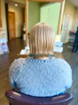 ミディアム カラー 井上 花音のヘアスタイル