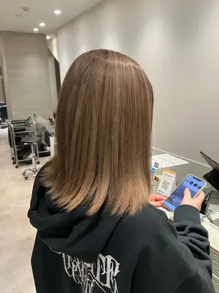 ミディアム カラー サキ🤍ハイトーン 🩰くびれ巻きヘアのヘアスタイル