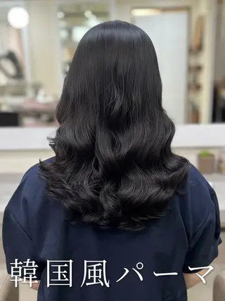 セミロング 波巻きウェーブ 韓国風パーマ 纐纈のヘアスタイル