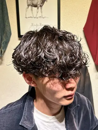ミディアム パーマ メンズ ナチュラルカラー ブリーチなし　あんりのヘアスタイル