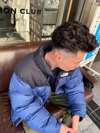 ショート ⚡メンズパーマフ ェードカットTomyのヘアスタイル