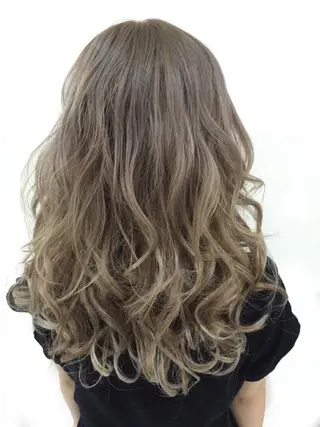 カラー ハイトーン Arphyのヘアスタイル