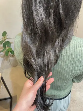 ロング カラー パーマ Takanishi くすみベージュカラーのヘアスタイル