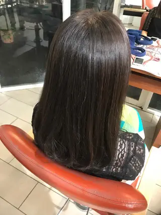 セミロング カラー 小栗 麻衣のヘアスタイル