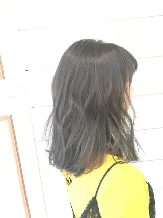 セミロング カラー 鍵山 千秋のヘアスタイル