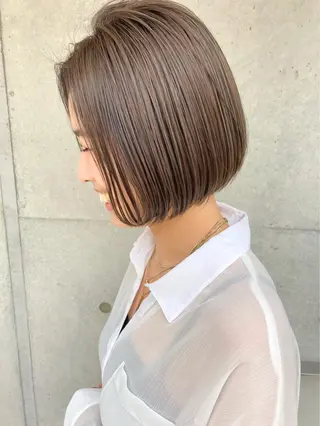ミディアム カラー 顔まわりレイヤー デザインカットのヘアスタイル