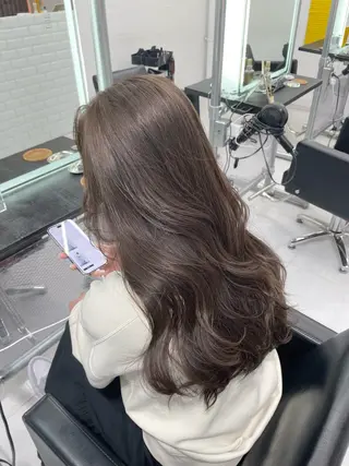 ロング ハイトーン デザインカラーのヘアスタイル