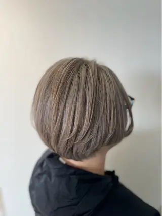 ショート Re room. 女性スタイリストのヘアスタイル